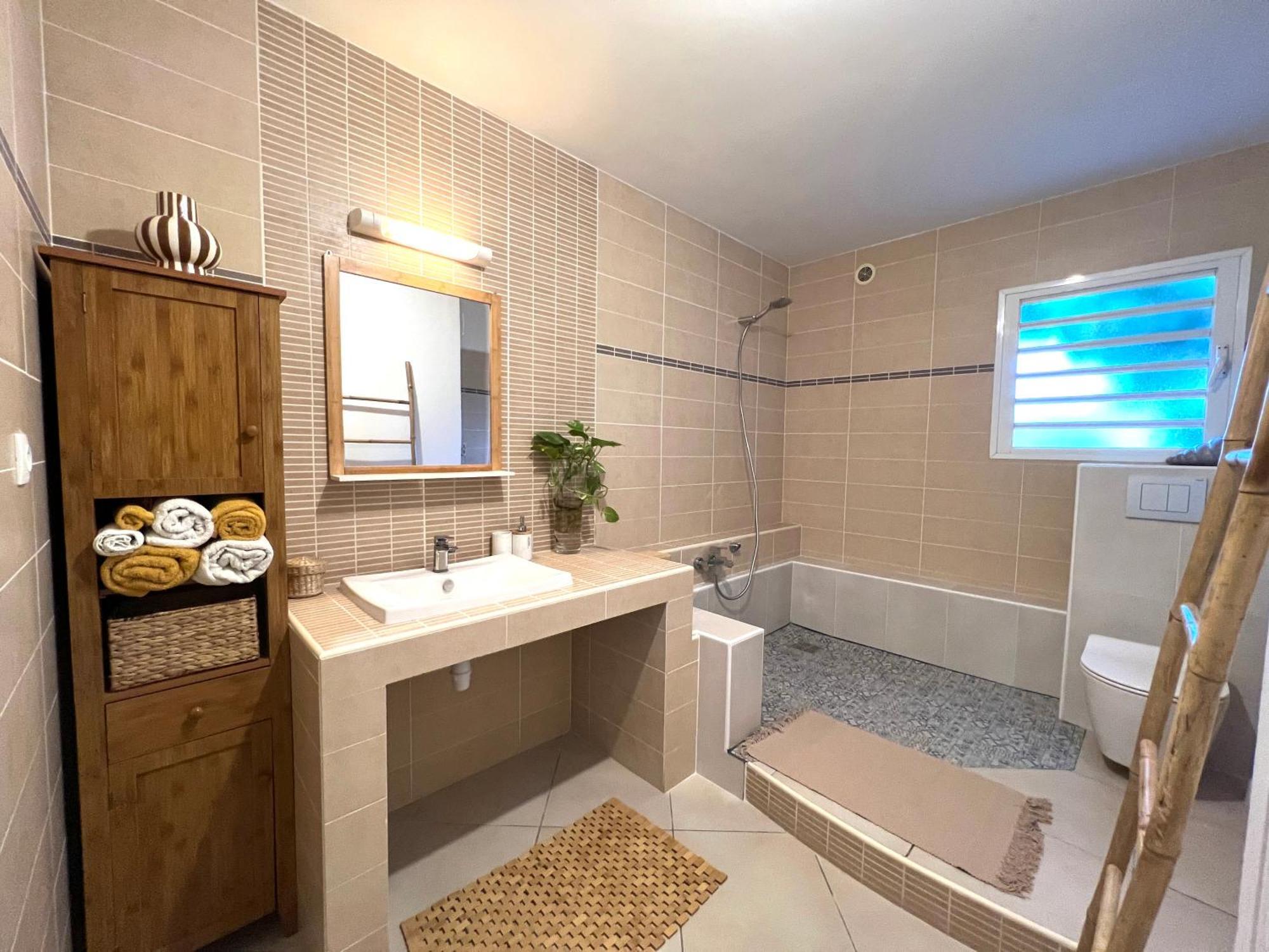 Villa Ti Moon, Entre Deux, Piscine Bilik gambar